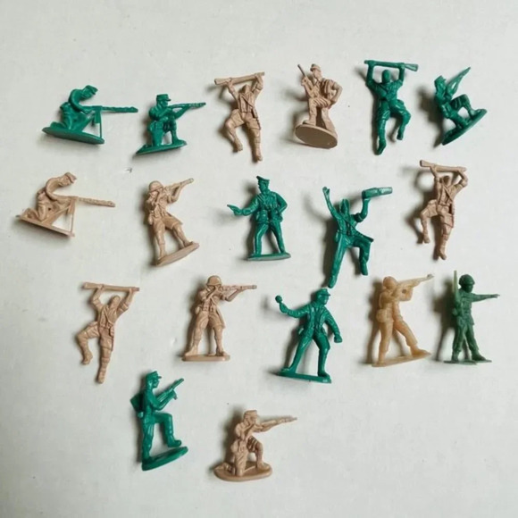 Green Tan Plastic Mini Soldiers 18 Pieces Kids Toy Mini Figures - Picture 1 of 5